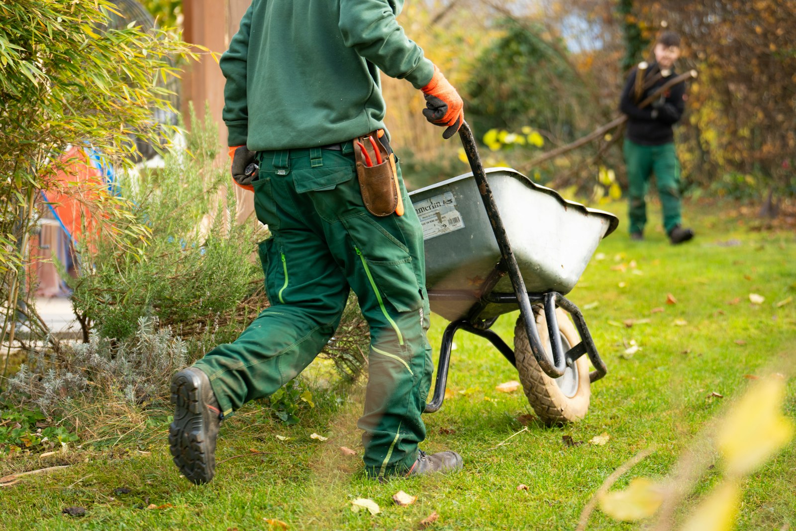 Jardinier au travail avec une brouette